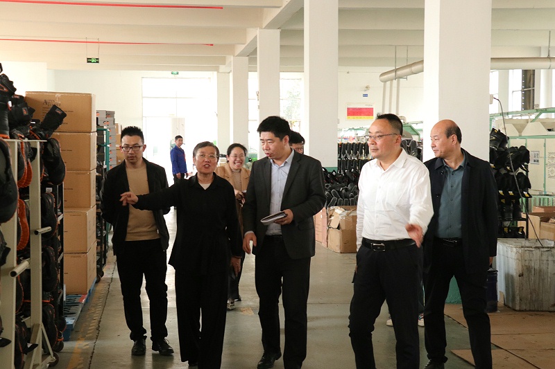 资讯|东莞市商务局党组成员、副局长庄金才一行莅临长征娱乐调研指导