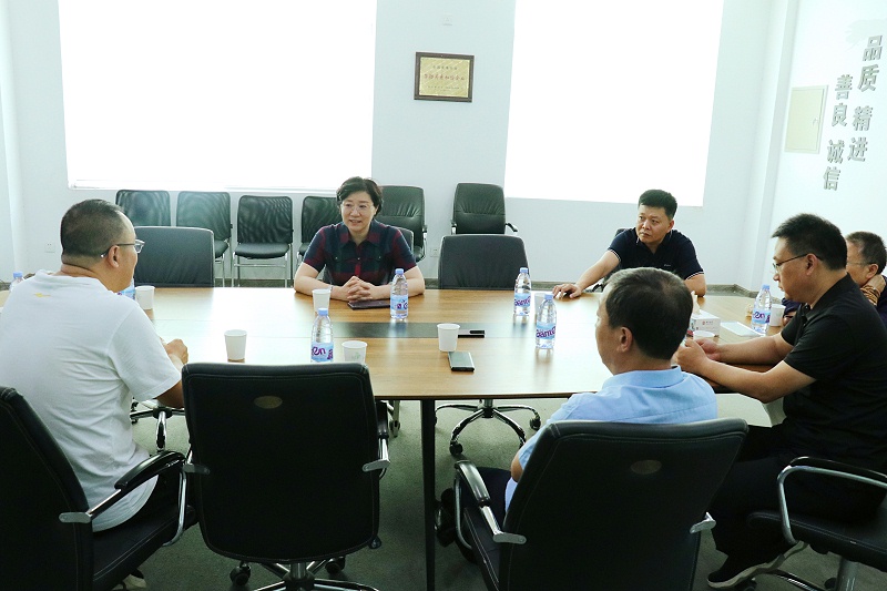东莞市工信局党组书记、局长王林艳一行莅临门徒娱乐调研指导