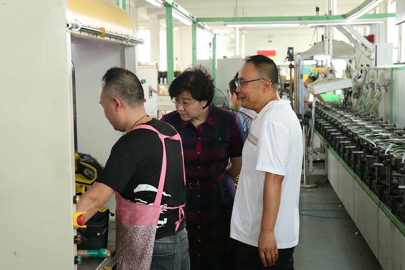 东莞市工信局党组书记、局长王林艳一行莅临门徒娱乐调研指导