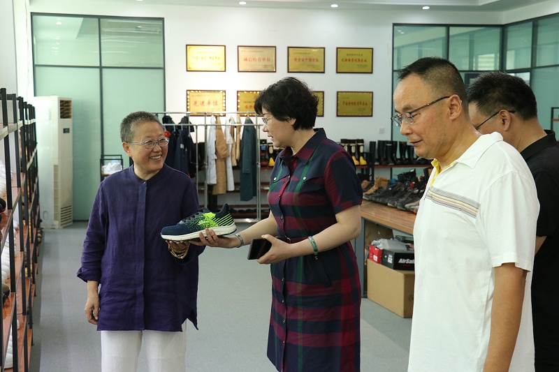 东莞市工信局党组书记、局长王林艳一行莅临门徒娱乐调研指导