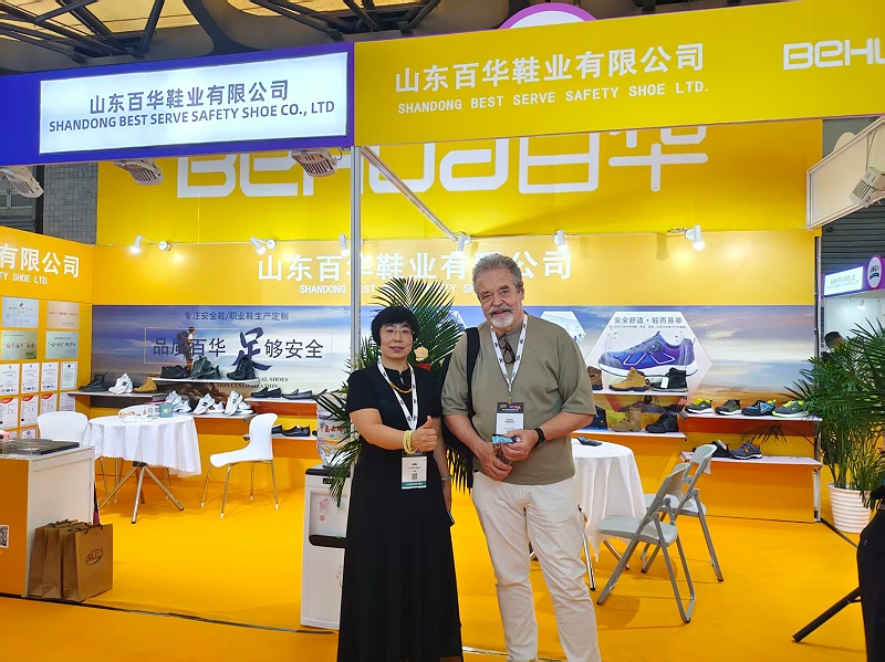 2025摩登中国国际鞋包服饰时尚展现场来了，长征娱乐展位现场人气爆棚！