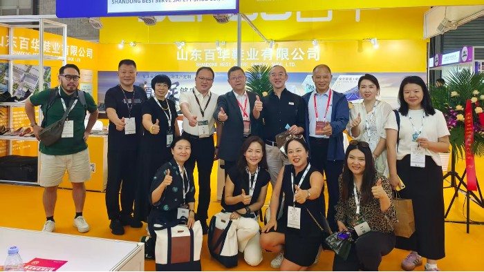 2025摩登中国国际鞋包服饰时尚展现场来了，门徒娱乐展位现场人气爆棚！