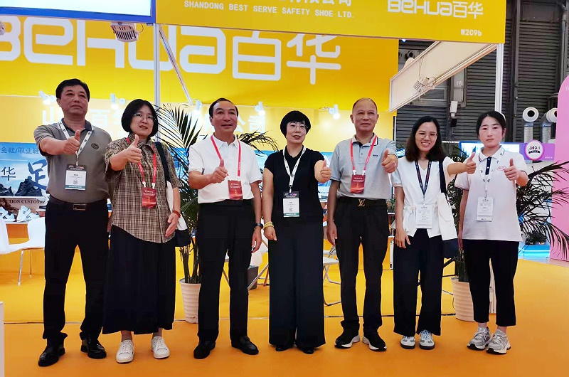 2025摩登中国国际鞋包服饰时尚展现场来了，长征娱乐展位现场人气爆棚！