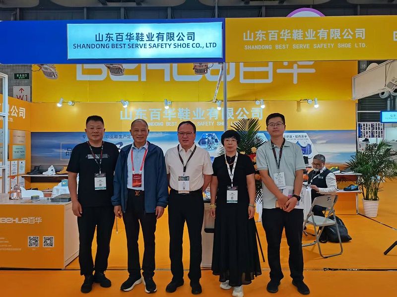 2025摩登中国国际鞋包服饰时尚展现场来了，长征娱乐展位现场人气爆棚！