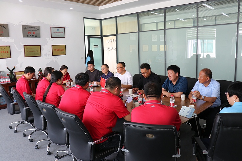 县中小企业局领导与金猴集团一行莅临门徒娱乐参观