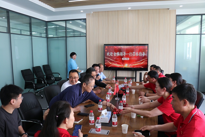 县中小企业局领导与金猴集团一行莅临门徒娱乐参观
