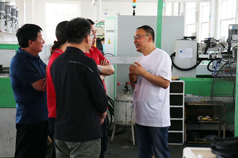 县中小企业局领导与金猴集团一行莅临门徒娱乐参观