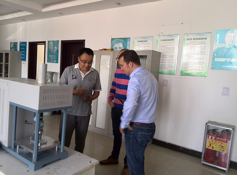 门徒娱乐董事长陪同荷兰客户参观检测中心